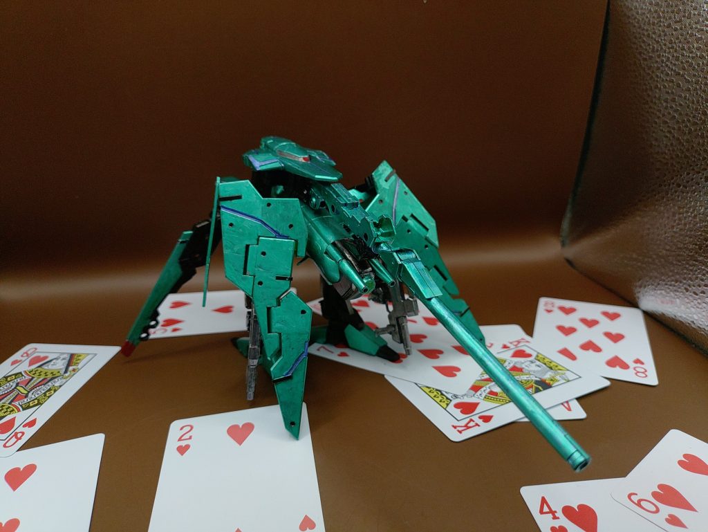 ◯フルシールド装備フルシールドを装備した状態の射撃形態。前方の防御を高めた状態で遠距離射撃を可能としている。見た目がかなり異形になるので、気に入っている形態です。