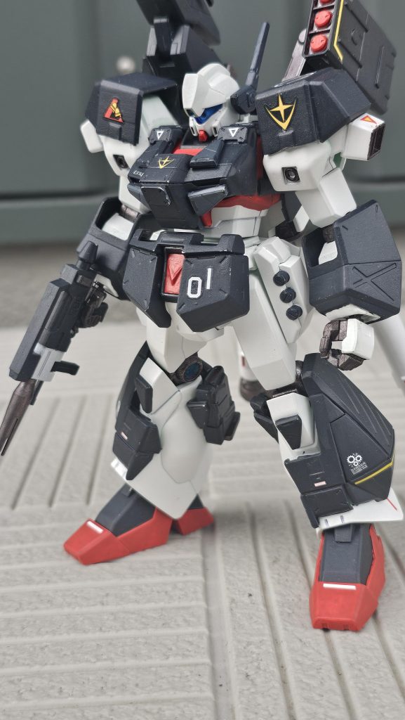 ジャンクで1100円で購入したジェガンJ型をベースにチョバムアーマーをつけました。塗装はいつも通り筆塗りで塗装しています。