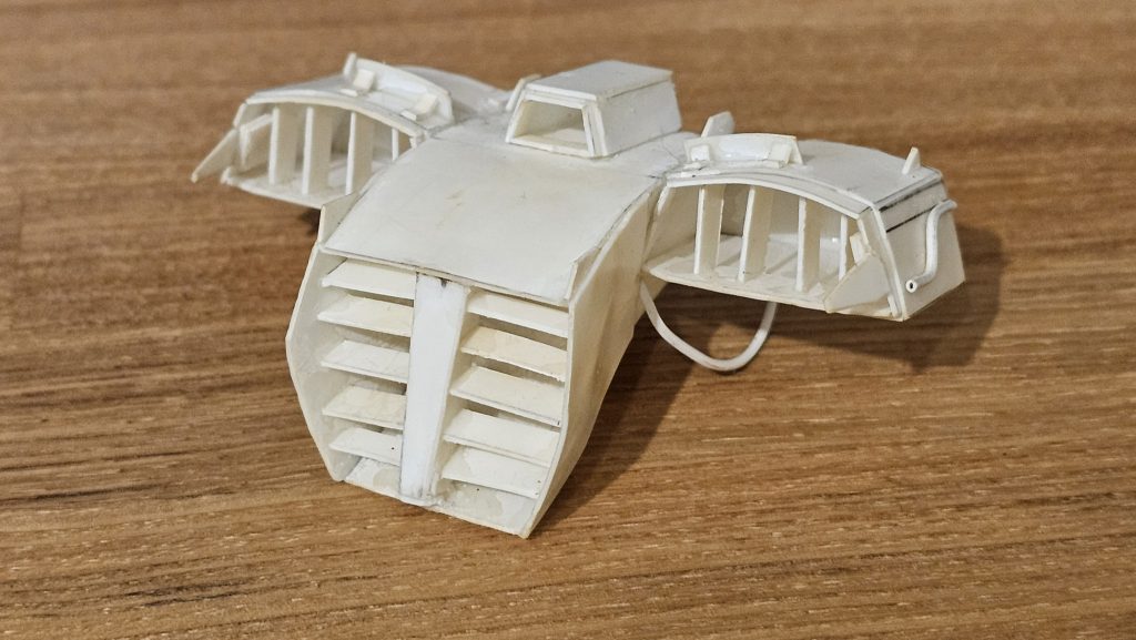 作品名：多分ドムのバックパック<p>プラモの箱整理してたら10年以上前に作って放置したドムのバックパックが出てきた。中学生の頃のやつだからくそほど荒いけどプラ板でフルスクラッチしてたの見ると若いころって発想力すげーな。</p>
