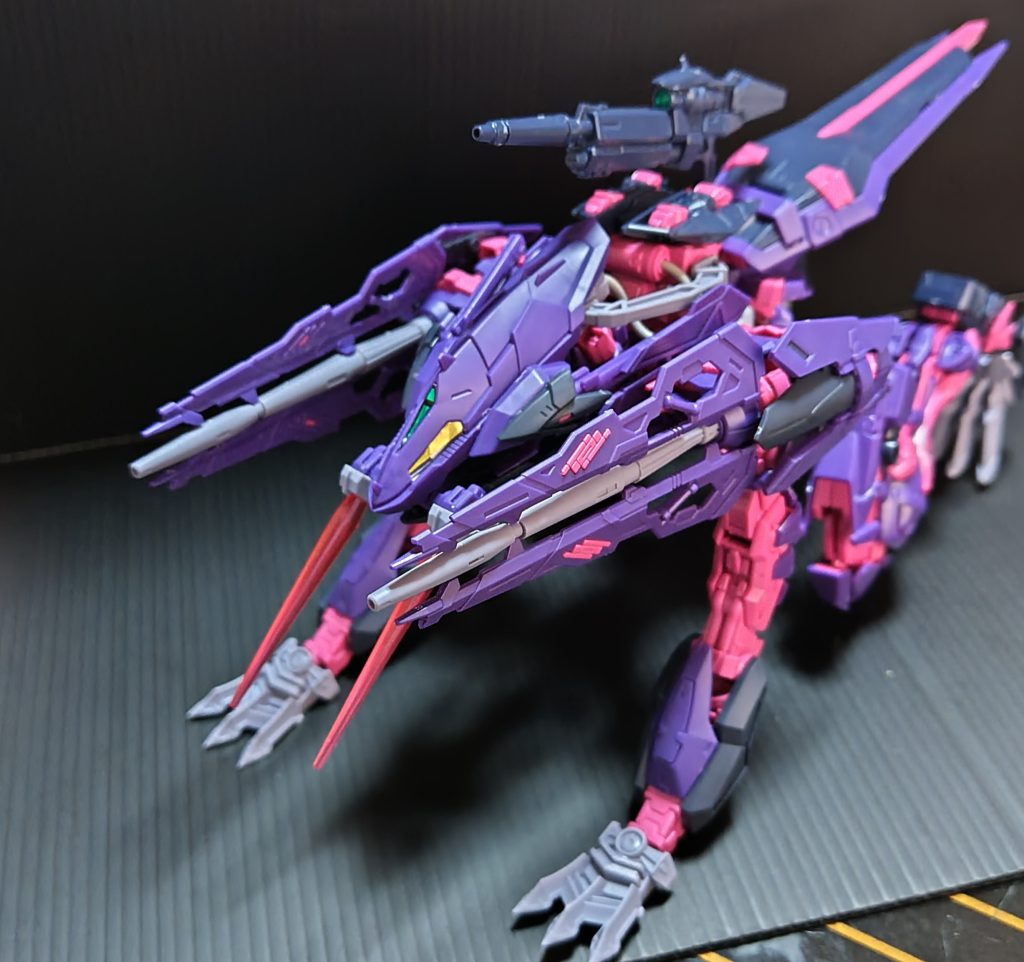 牙にあたるビームサーベルも付いてます