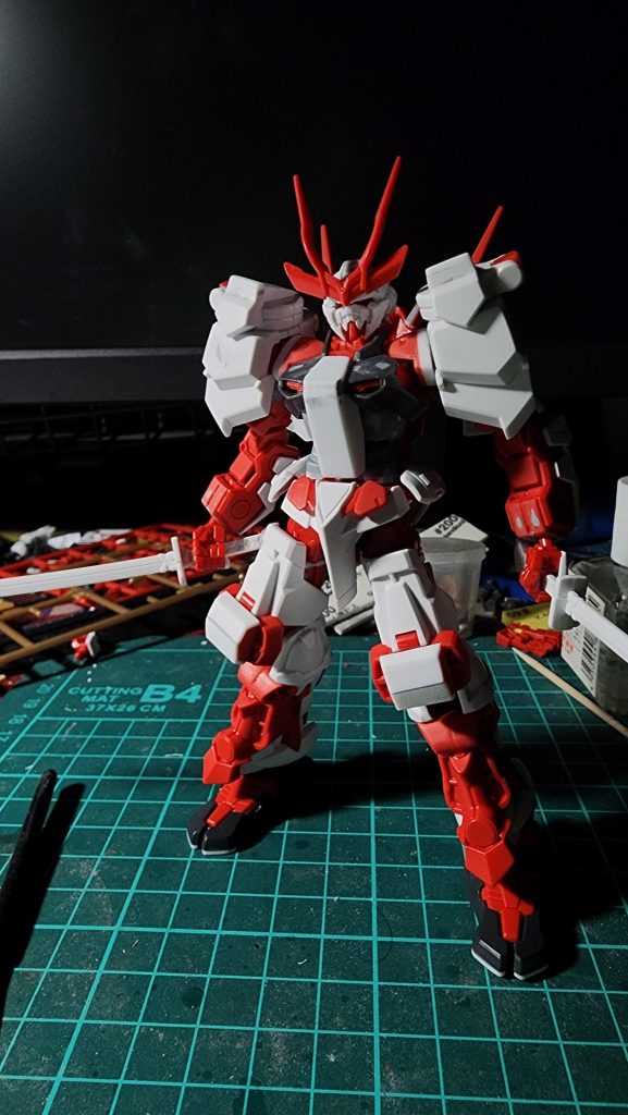 スタイル改修のためアチコチ延長加工肩、アストレイ独自の肩の関節接合部、二の腕、太もも、爪先(足裏)あたりをいじっています。特に肩幅まわりが大幅に広がったことで力強さを増せたかな、と思います。