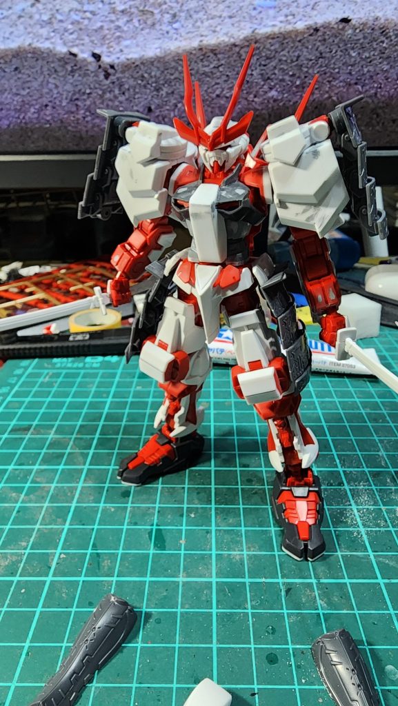 肩装甲も結構手を加えました。上部の刀をホールドするための出っぱりを無くし、刀を持つ手甲部分も鎧パーツに変えています。それによって生じた違和感MAXの隙間を埋めるため、前面側を4mm近く横に延長してあります。