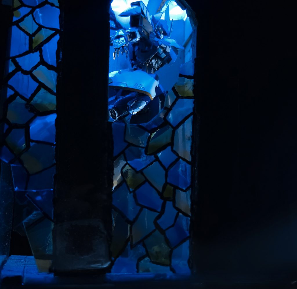 側面のステンドグラスから覗くと雰囲気がイッキに変わります。