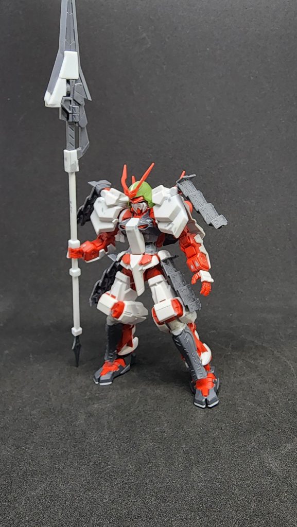 塗装前。武器はプラ板を貼り合わせたものをヤスって成型(ここがかなり時間かかりました)→ジャンクから尻と刃先を見繕い、節やら接合部の隠しやらもプラ板で作りました。兜はMGザクウォーリアの頭部余剰パーツを幅詰めたりバランスをとって流用。胸部はアストレイらしいコックピットまわりを潰してしまって、初代ガンダムみたいな角ばった感じになるようプラ板で作成してます。さすがにここはもう少しディティールを加えるべきでした。