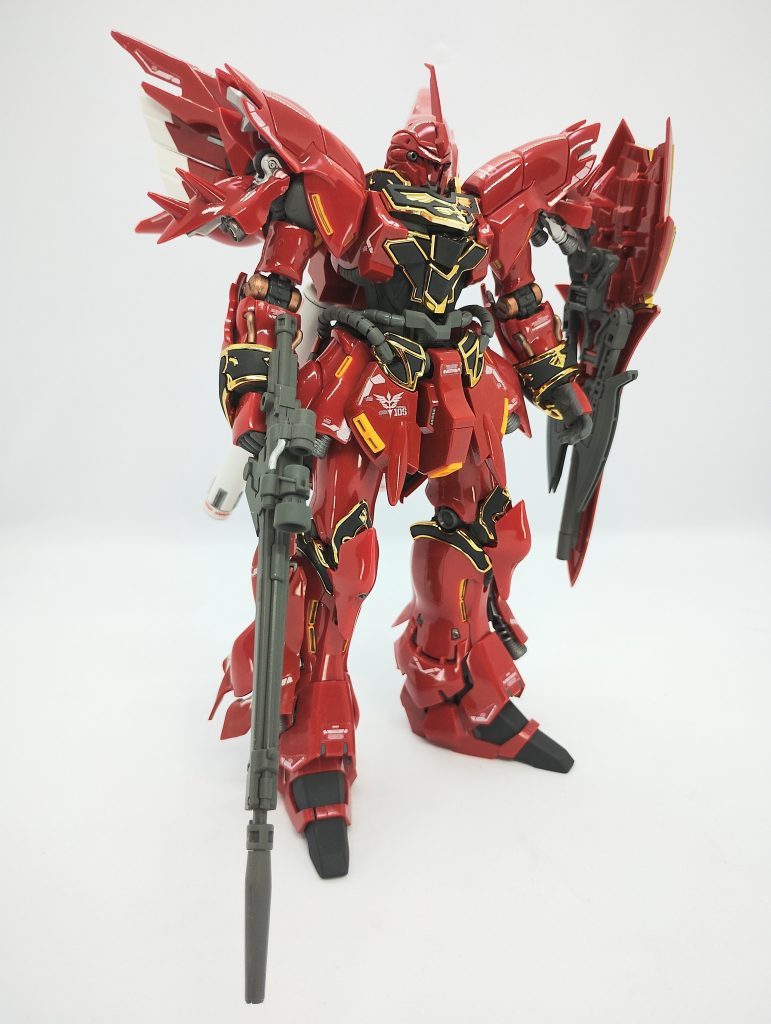 レタッチも考えましたが、調色が面倒。ゲート跡が白化しなければあまり気にならないと気付いて、デザインナイフの刃を頻繁に替えながらサクサクゲート跡を処理する方向で手をうちました。