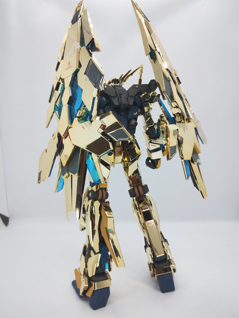 結局、かなり面倒臭い作業となった上に、貼り付ける面積が小さい所にはシートが定着し辛いので、極小面積部のゲート跡はガンダムマーカーのホワイトゴールドでレタッチ。ホワイトとイエローの間くらいのゴールドあったら色味ちょうどいいのに。メッキの厚みのせいか、可動式アンテナはピッチリ閉じないので固定式を使用。これまたメッキのせいかエッジがたるいですし、ヒケもいっぱいあるのですが見なかった事にしています、