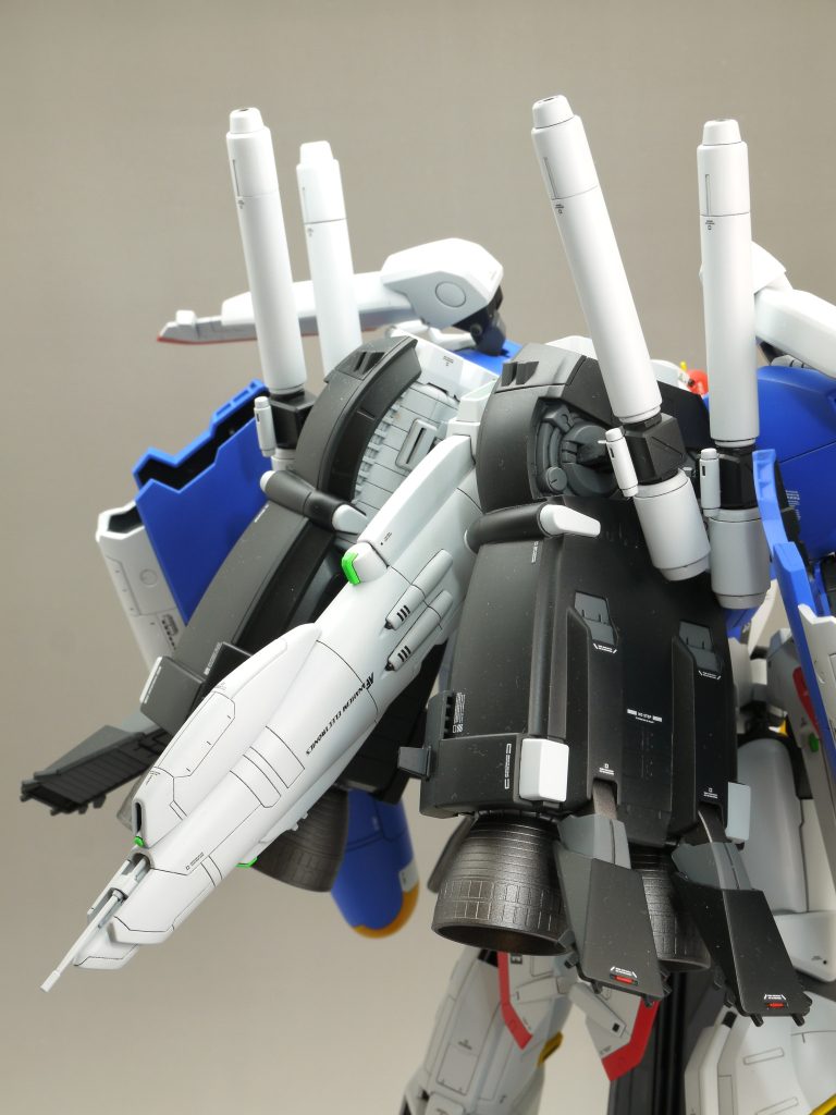 各部センサーは蛍光グリーンで塗装しているので、ブラックライトで光ります。もっと色々なポーズで撮影しようと思いましたが、塗装剥がれがこわくて諦めました。頭の小型化と脚の延長でスマートになりました。