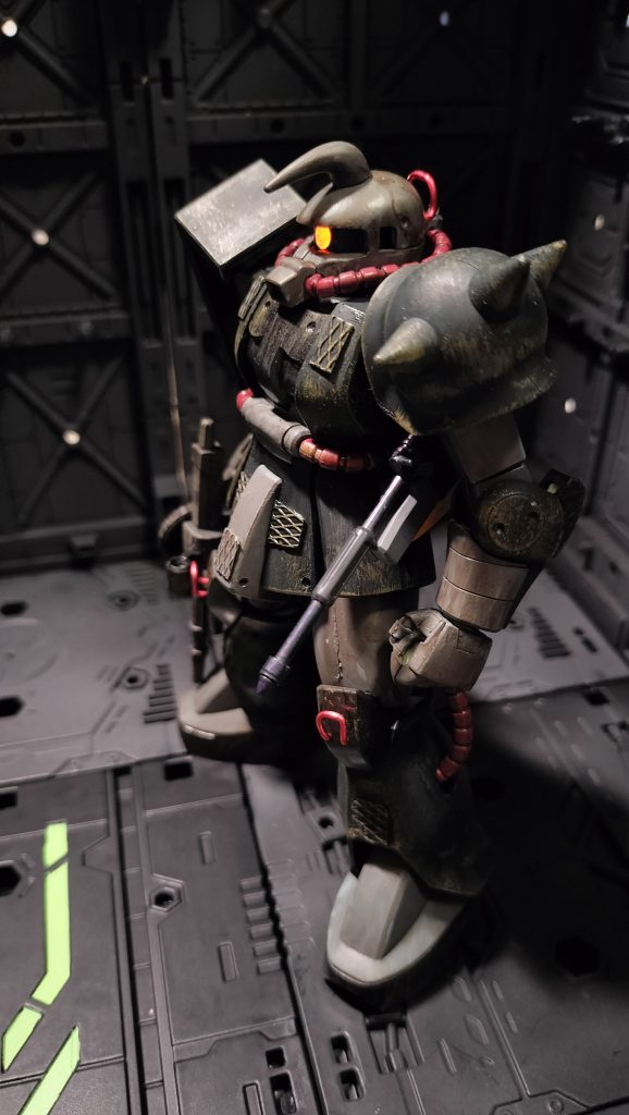 11）グフカスタムのショルダースパイクが残っていたので、頭につけちゃいました。残党軍で階級も何もない集団にて、階級を示す角ではなく、相手に威圧感を与えるカスタマイグが行われたとの想定です。