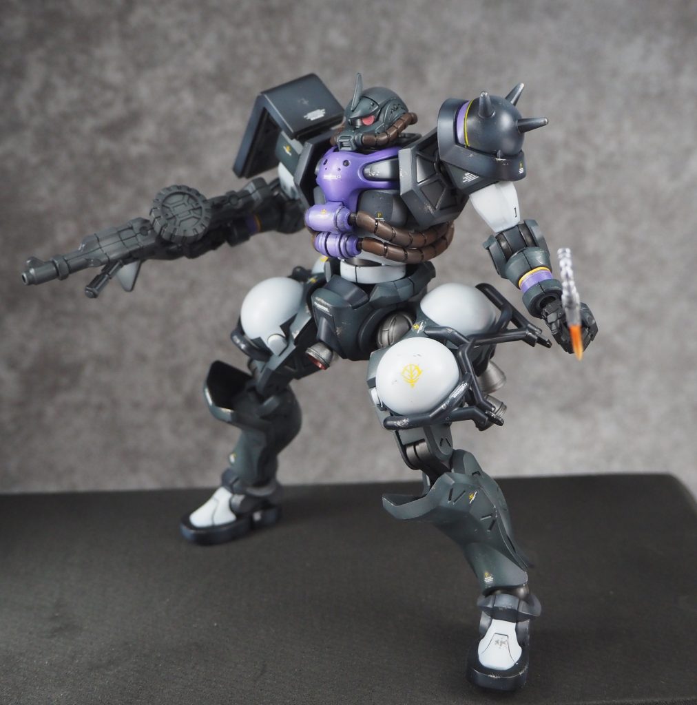 黒はブラックとネイビーブルーを使い分け、濃いグレー、淡いグレーも所々使用しています。