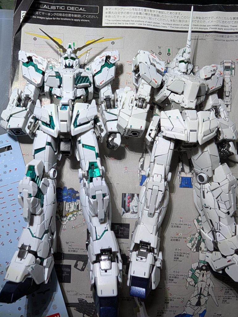 デカール地獄でしたね。説明書何回も見るのが嫌なので同時に貼りました。それでも説明書はボロボロになりましたけどねwさすがに疲れました…