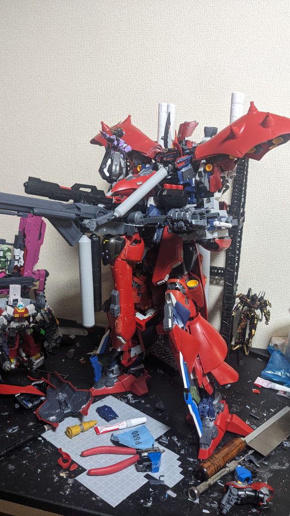 ナイチンゲールの外装を追加することにより連邦とジオン両方の特徴を持った機体となっていきました