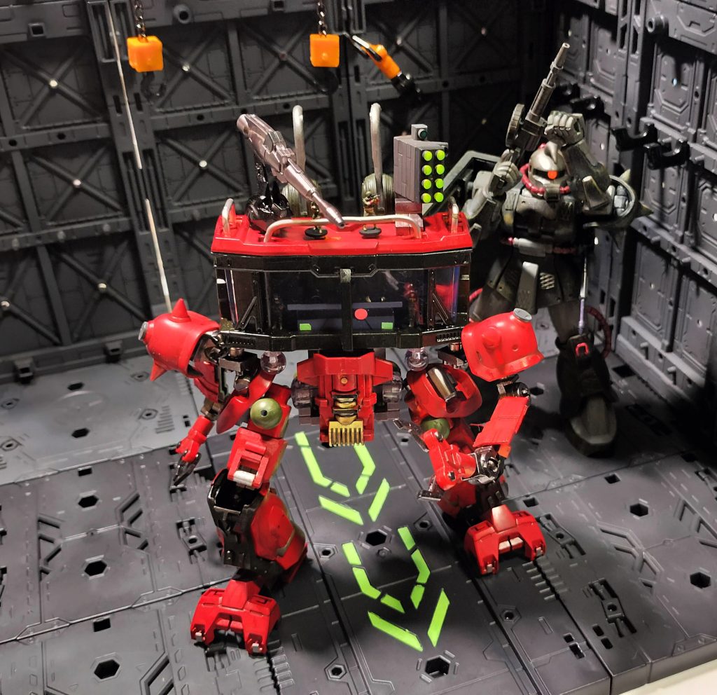 12)数少ない改造ポイントは、上記の角のほかに、ダグラムのような赤いフックを機体各所に。スジボリ苦手なのでピンバイスで穴だけ数か所開けてディティールアップ。