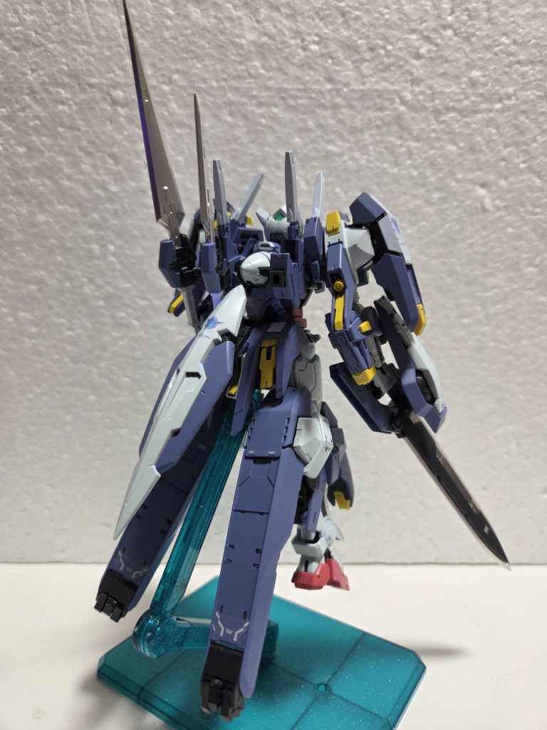 元の色が鮮やかだったので少し暗めに塗装し落ち着いた色調にしてみました。白色は緑を混ぜたのと青を混ぜた2色で塗り分けしています。できる限りリアルタイプカラーに近づけることができたと思います。また、武器の銀色はミラークロームを使い鏡面ぽく仕上げています。