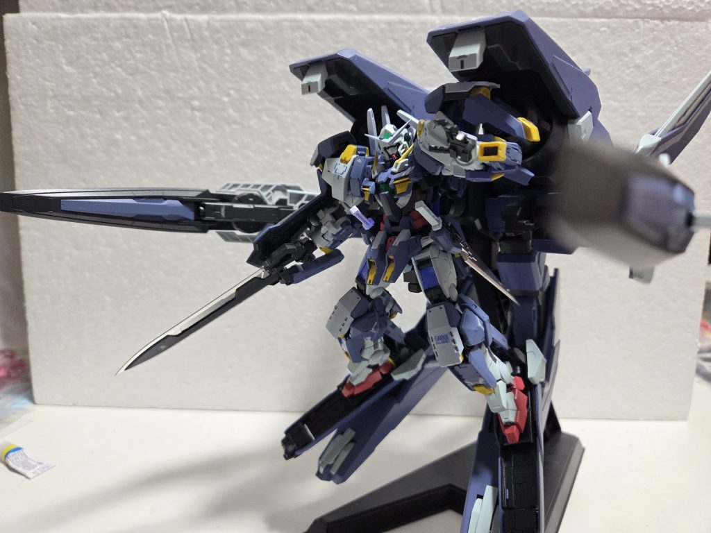 どうせならと思いGNアームズtypeEとドッキングさせてみました。結構無理くり入れましたがどうにか入ってくれました。足場が2つあるというなんとも奇妙な事になってますが、これはこれで強そう。(小並感)ただ、無理やり入れたせいか肩の方のGNキャノンが展開できなかったのが悔やまれます。最後まで見ていただきありがとうございます。結局月末になってしまいましたが次回も見ていただけると嬉しいです。