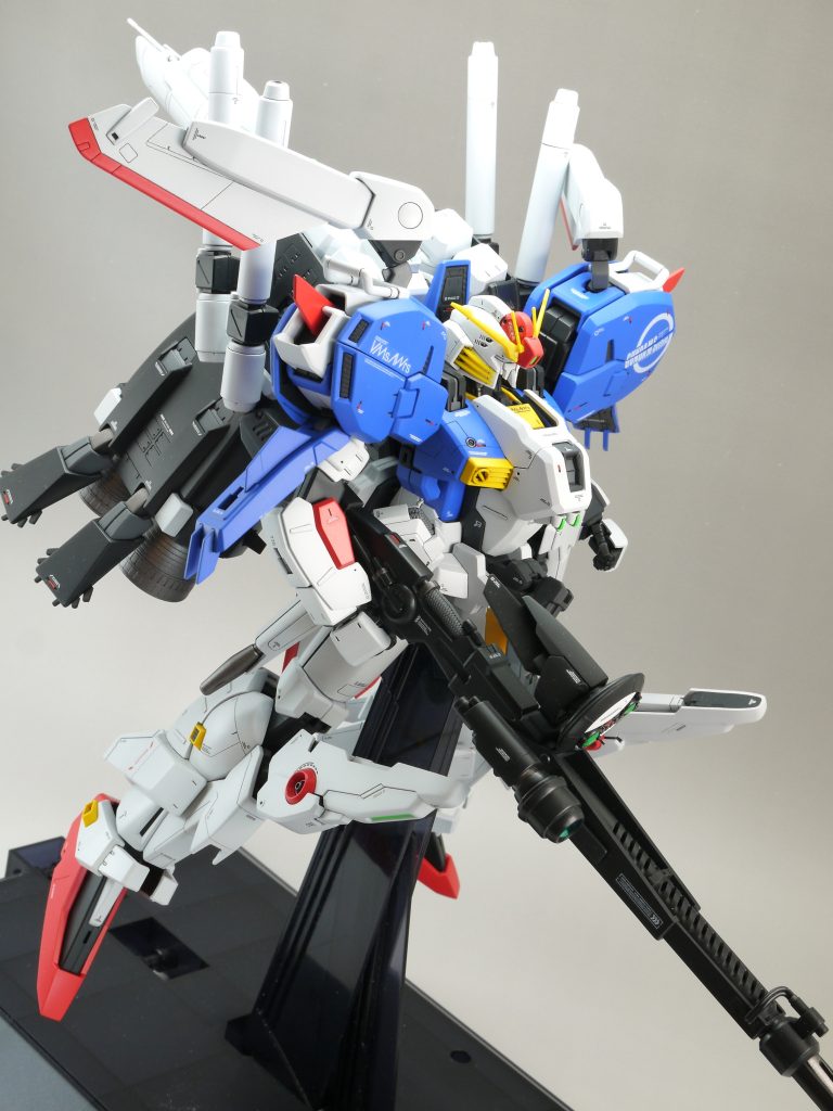 旧キットパケ画のイメージで(強引に画像で斜めにしてありますが)。頭デッカチな初代MGですが、マスクの造形は良いと思います。少し優しい印象です。Ver.1.5はちょっとシャクレていて、目付きが悪過ぎる感じがします。削り込みによって、優しい顔のまま小顔化できたかなと思います。