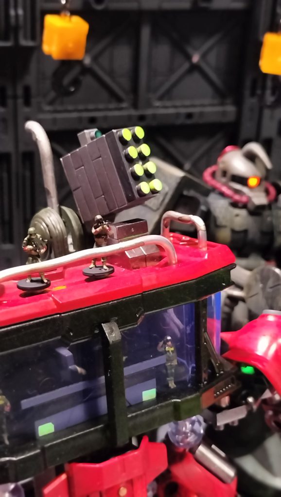 13)レクイエムのようにその場にあるパーツを表面に取り付けて防御力を増す手法として、各所に網の目の装甲を足しています（これは輸送などに使われるナイロンの梱包バンドをちょん切って使ってみました）。最小限のディティールアップで、写真撮影に並べてもギャップの少ない“つけあわせ“が用意できたと思います。