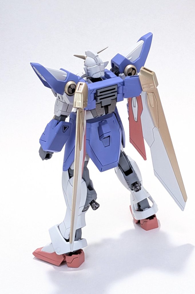 カラーは淡い色調を主に使用。イエロー部をゴールドにしたのは旧キットオマージュ、淡い色調に合うように明るいゴールドにしてます。スラスター類はメタリックカラーで光沢仕上げです。