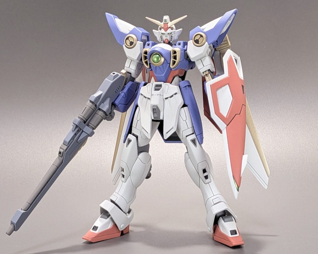 グレー背景。TV版ウイングガンダムのプラモを作ったのは放送当時以来でした。他のグレードのウイングガンダムも作ってみたいですね。