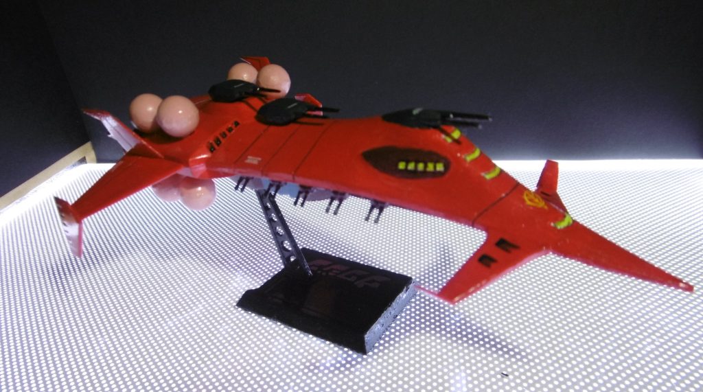 既存モールドは彫り直しましたが、スジボリは追加していません。塗装はラッカー塗料を筆塗りしています。仕上げは光沢コートを使いました。