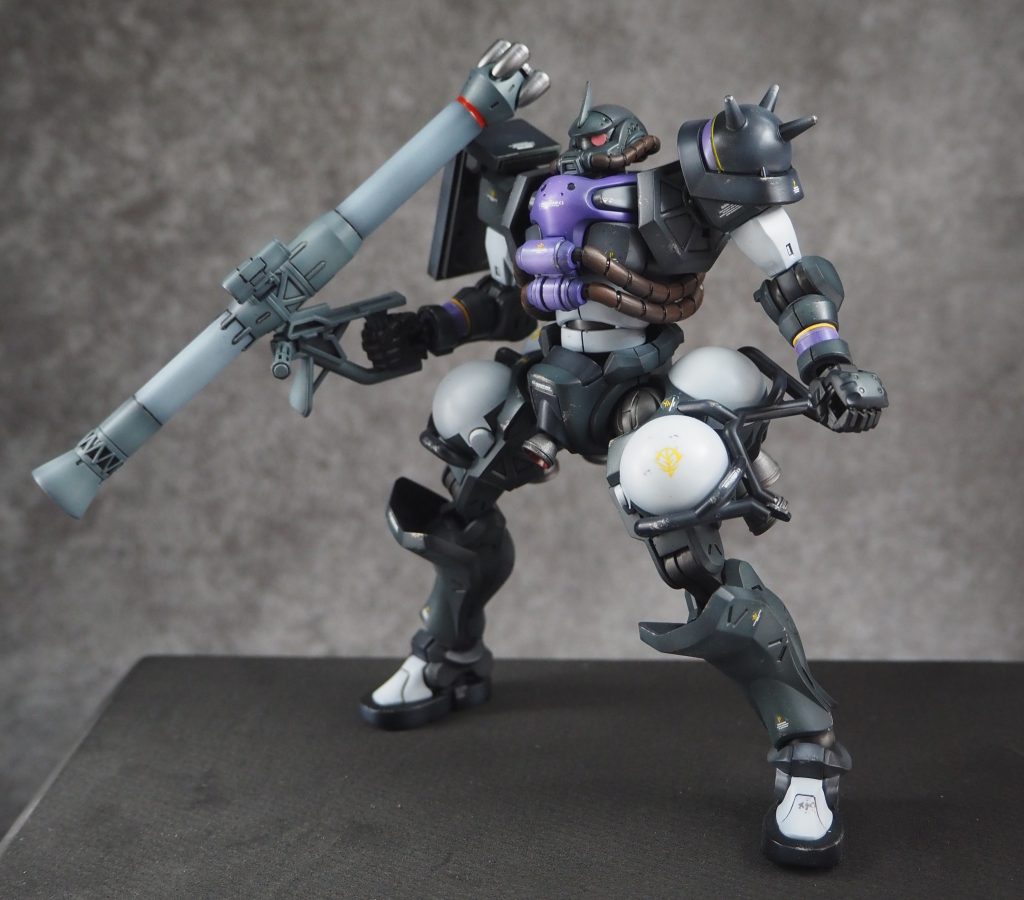 バズーカを肩構え