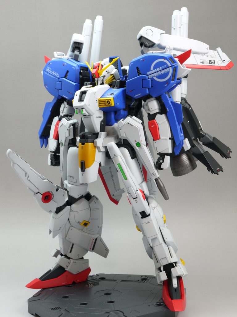 かろうじて自立していますが、おすすめしません…。塗装は水性ホビーカラーをエアブラシで吹いています。カラーリングはキットの配色に従いました。・ディアクティブホワイト・イエロー・サーモンピンク+ホワイト=4:1・フリーダムブルー・オレンジ・ニュートラルグレー・ダークグレー・ミッドナイトブルー・焼鉄色・蛍光グリーン・ツヤ消しクリア見えるポリキャップには、Mr.メタルカラーのアイアンを筆塗りしてあります。