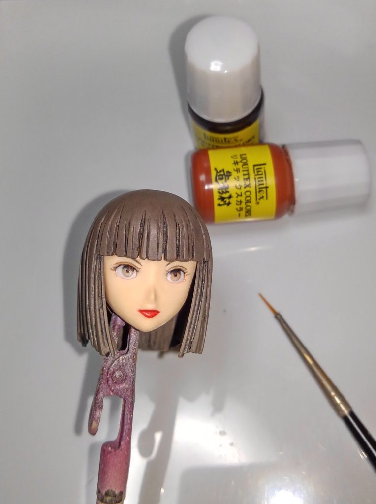 シャーペンで上手く書けたら、塗装します。今回はアクリル絵の具で塗装しました。私はボークス製のリキテックス(光沢あり透明)を使ってます。ガッシュ系(不透明)は向いてないですね。