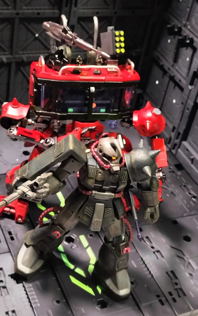 14)“つけあわせ”のつもりでいじっていたザクも、簡単筆塗り全塗装のはずが、徹夜になってしまいました。手を抜いたのに予想以上に時間がかかってしまい、自分は作業が遅いことを実感です。買って積んでいた山田化学さんの「ジオラマ人間ver軍人」を初めて塗装して使用しました。ジオン兵ぽく見えてほしいけど、どうでしょうね？