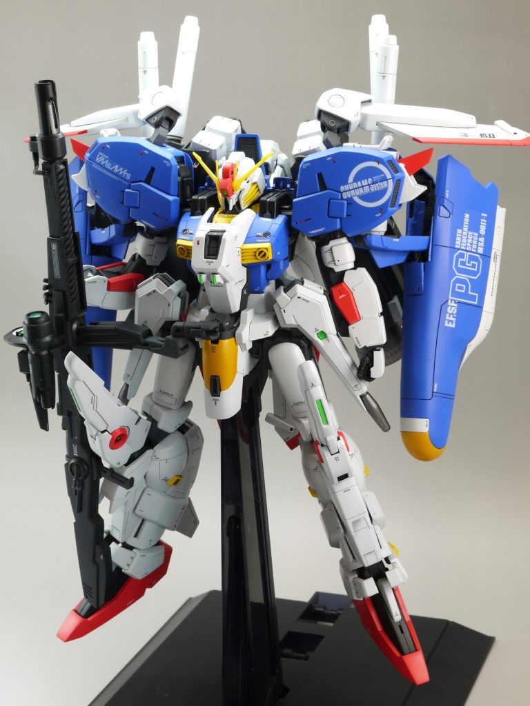 ●注意事項・変形は出来ません。・ビームサーベル刀身は付属しません。・台座はゲート跡が見えます。・見えない部分は仕上げていません。(胴体Gコアの塗り分けなど)・プロペラントタンクを付ければ見えませんが、接続部のアームには塗装剥がれがあります。