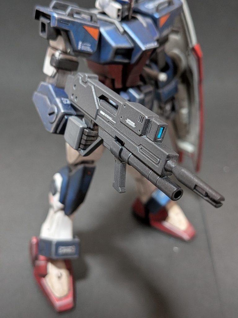 ストライクダガーから移植したビームライフル連邦グレーで塗装しセンサーは別キットのシールの余り部分を使いトレースカットし貼り付けました。