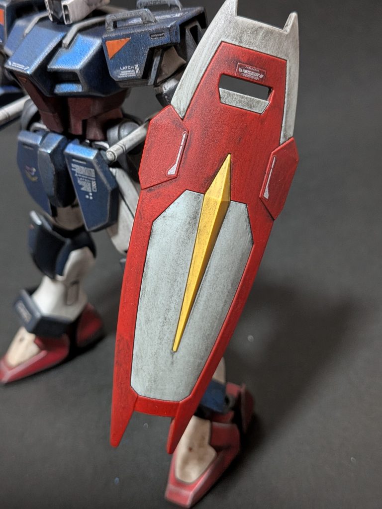 ストライクダガーのシールドは特にいじってませんがRGのデカール使ってみました。