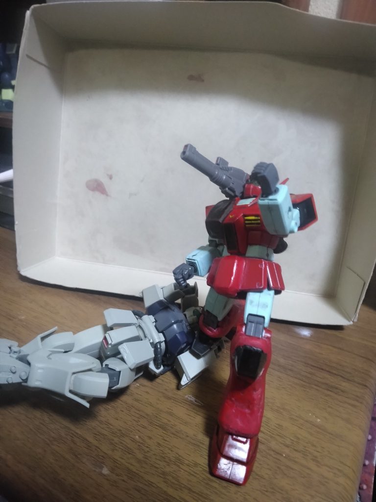 改造する過程で可動域を改造前より失ってしまった……図はザニーに膝を支えてもっらってますザニー「その足どけろよ重いんだよ」ジムキャノン「無理です…どけたら倒れちゃいます」