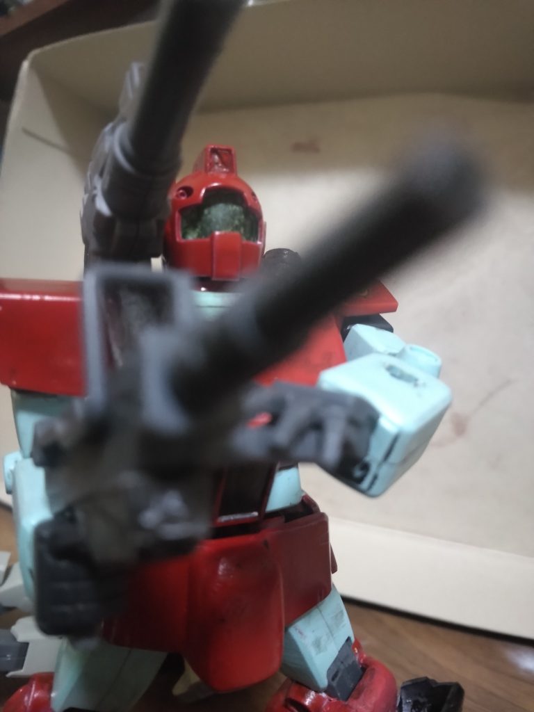 武装は 陸ガンのマシンガン肩のキャノン(オリジンジムの奴)メイン画像のビームスプレーガンと様々写真に無いけどシールドも装備可能ジムキャノン「え“?この、装備で新型のネモと戦うんですか?」