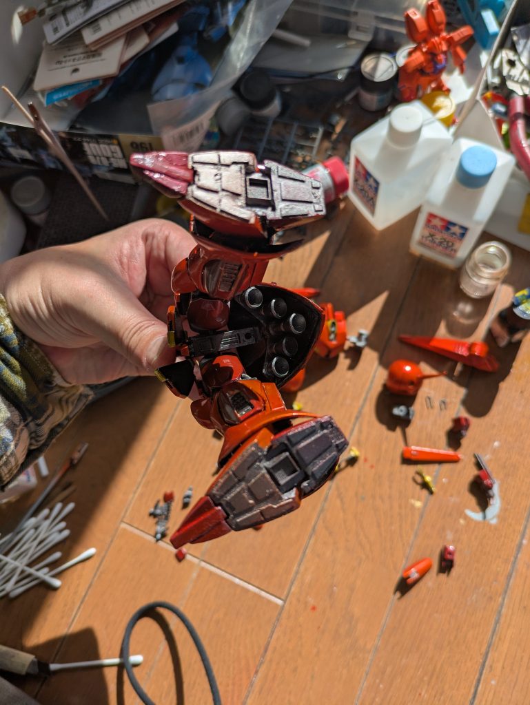 少し見づらいかも知れませんが、足裏はプラ板でそれらしく、股関節のパーツも何となくで作っています。