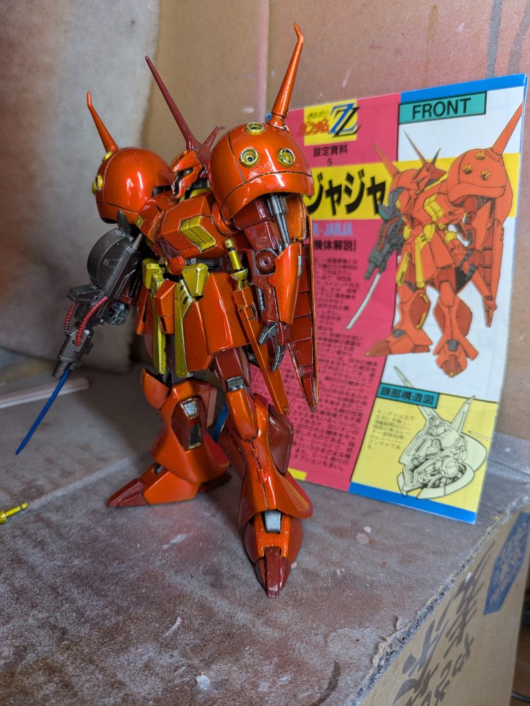 HGUC版が見つからず、中古は非常識な値段なので、旧キットを1700円で入手しました。昔これを作った当時、学生だったのですが、改造技術も無く、簡単な筆塗り塗装だけで作りました。当時は、あまりのスタイルの悪さと可動の無さから、なんだこりゃ！、なんて思ったものです。