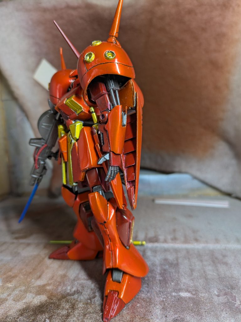 改造途中は、別の投稿に上げているので、参考にしてください。全身改造しています。肩アーマーは、キットにパテで外側にボリュームアップし、設定に合わせました。腕は完全にフルスクラッチで、前腕の装甲だけ、1.5ミリ幅増しして使用しています。胴体は、一度バラバラに切り刻み、腰と股関節のパーツを自作して、各関節を組み込みました。