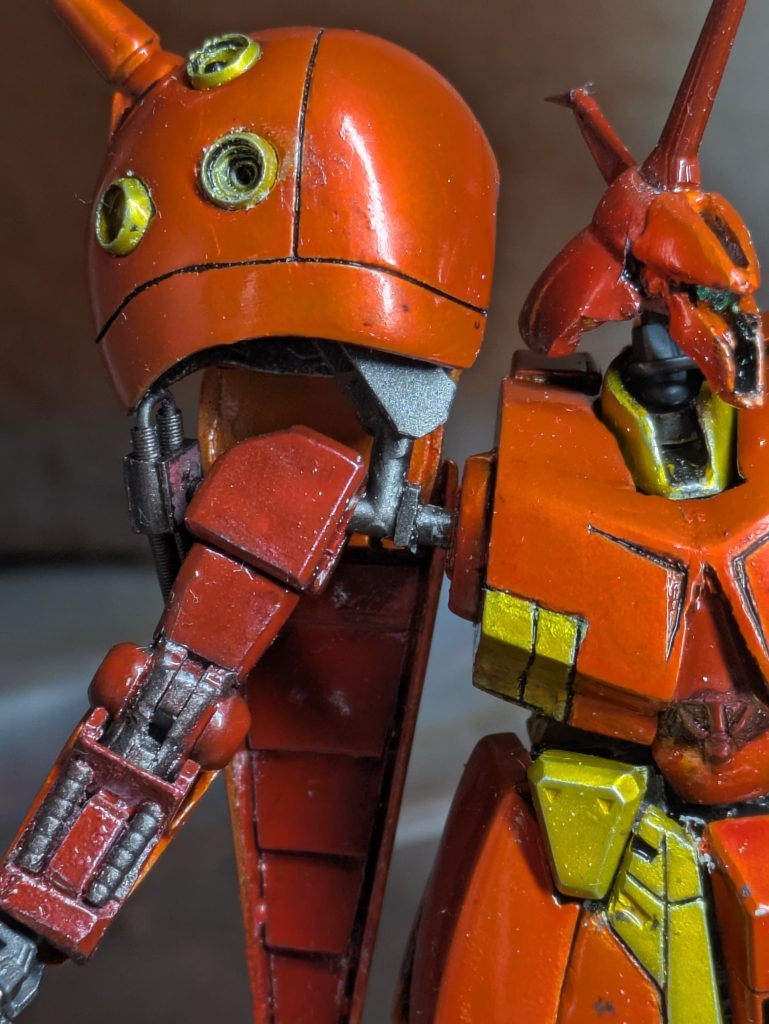 肩の付け根は、T字のランナーを使用し、アーマーと腕が独立して可動します。アーマーとのフレームは3重関節にしてあり、かなり自由に動きます。肘はいつもの二重関節で、前腕側にも軸を仕込んでいて、がわら曲げすることができ、箱絵のポーズも出来ますが、違和感しか無かったので、撮影していません。手首はビンドハンドとリヴァイブガンダムから、今回他キットからの流用パーツは、ポリキャップ以外はこれだけでした。