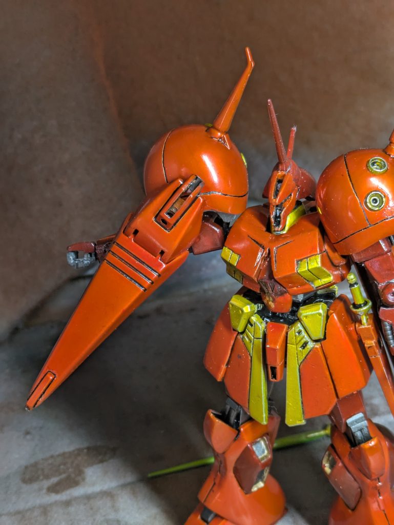 設定通り、バインダーを前に構えることも出来ますが、アーマーの形状を設定に寄せたので、これで良いのかなと少し疑問に思いました。