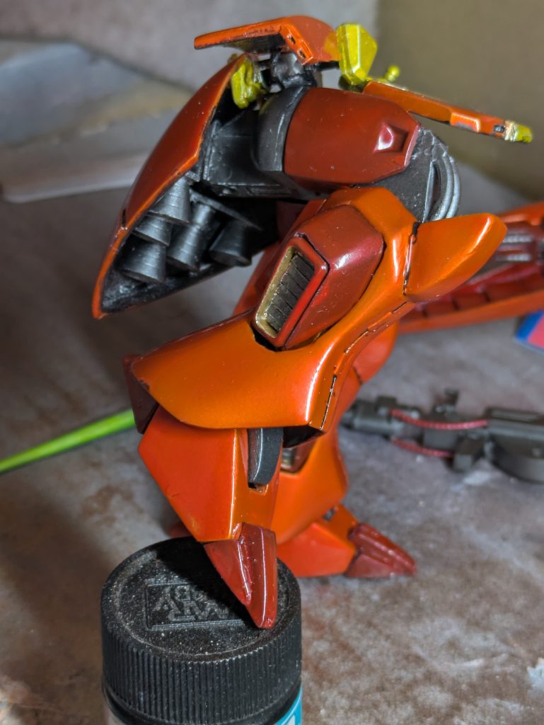 足の関節は、全て自作です。リアスカート内には、5連バーニアを追加しました。