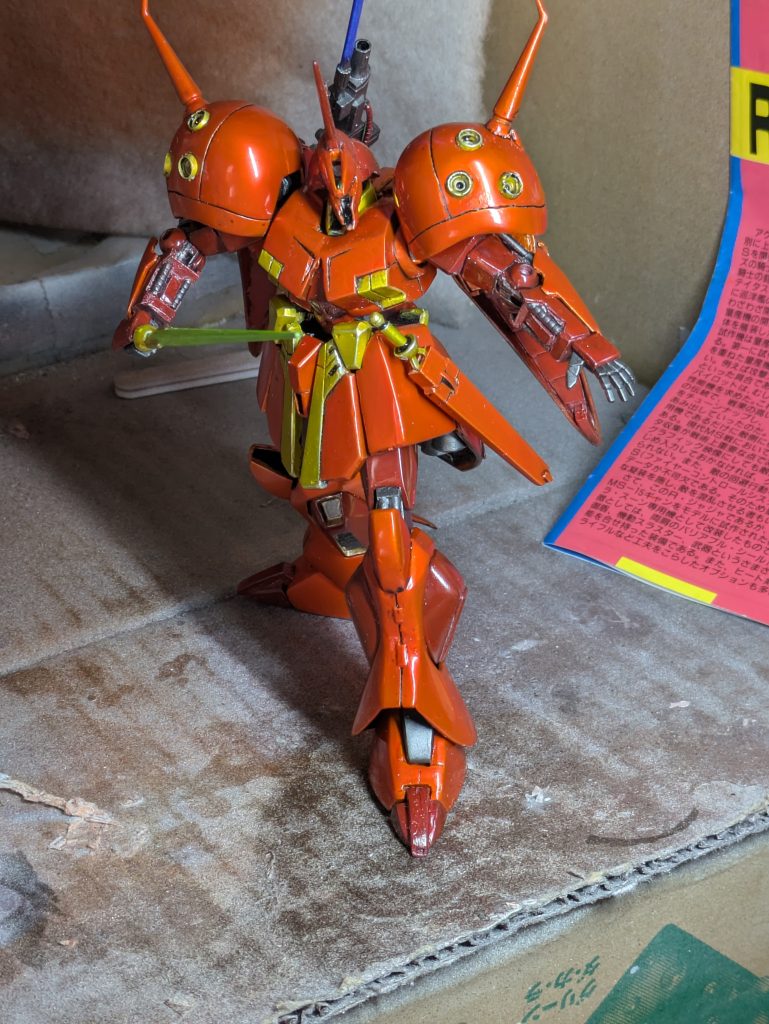 プロポーションについては、まず脛が、4mm近く幅詰めしてあります。膝アーマーを一度切り離し、正面のモールドを残して両脇を3枚に卸して幅詰めして再接着、ふくらはぎの裾がずれるので、パテで強引にならしました。胸は、黄色い部分を基準に両脇を縦に切り離し、黄色パーツは左右で１ミリずつ詰めて、約4ミリ幅詰めして接着し、ラインを繋げました。 