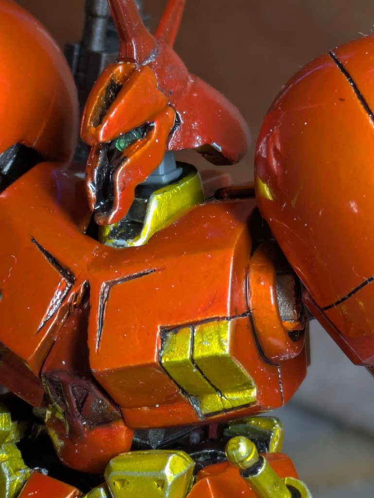 頭部は、前後を切り離して、後部は2ミリ幅増し、前の方は、付け根だけ幅増しして角度が急になるようにして、設定に近づけています。モノアイは、いつものセリアで買った3ミリのジュエルシールです。首関節はジャンクからの流用です。