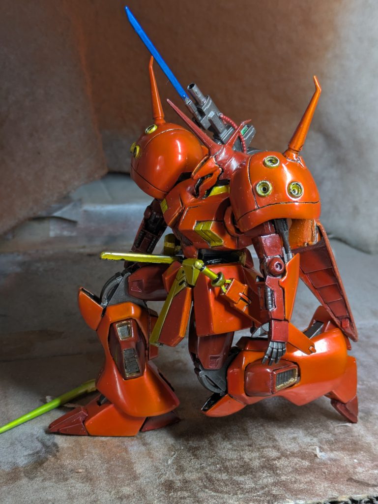 設定通りかは分かりませんが、ライフルを肩のバインダー上部にマウント出来るようにしてあります。膝立ちは足の寸法上ここまでです。