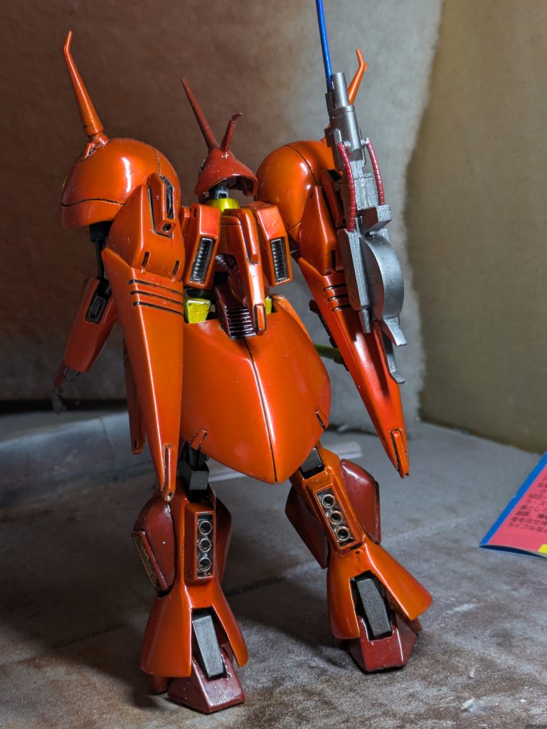 バックショット、リアスカートは、2ミリ延長、四角のバーニアは、幅詰めに合わせて小型化し、内部に角バーニアを仕込みました。内部の丸型バーニアは、付け根にボールジョイントを仕込んで、自由に動くようにしましたが、目立たないのでイマイチでした。ふくらはぎの部分で、バーニアの幅に合わせるくらい詰められているか分かると思います。