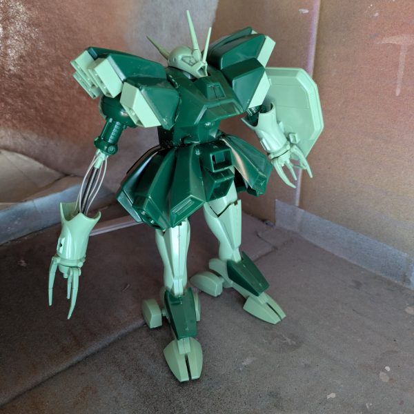 今回はこれを作ろうかと思います。仮組みしてみましたが、どこから手を付けていいのか…。頭と胴体はかなり小型化しないとですね。（4枚目）