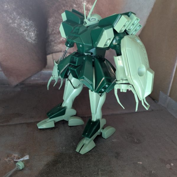 今回はこれを作ろうかと思います。仮組みしてみましたが、どこから手を付けていいのか…。頭と胴体はかなり小型化しないとですね。（3枚目）