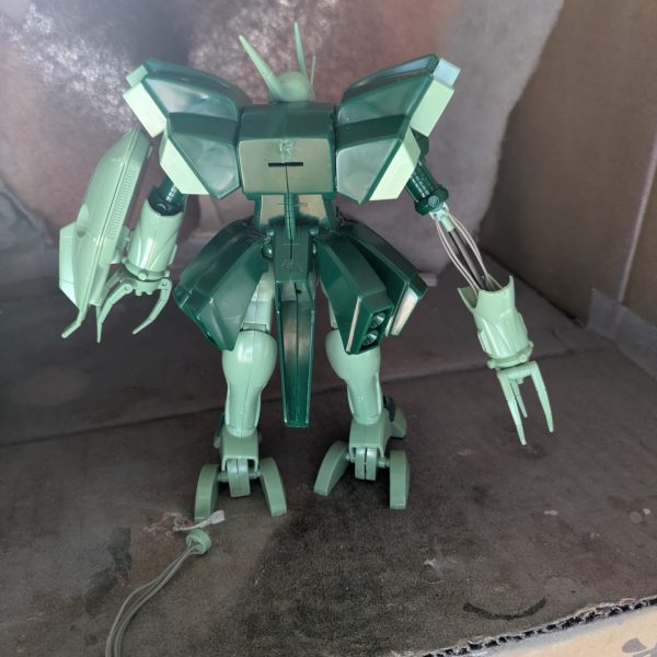 今回はこれを作ろうかと思います。仮組みしてみましたが、どこから手を付けていいのか…。頭と胴体はかなり小型化しないとですね。（5枚目）