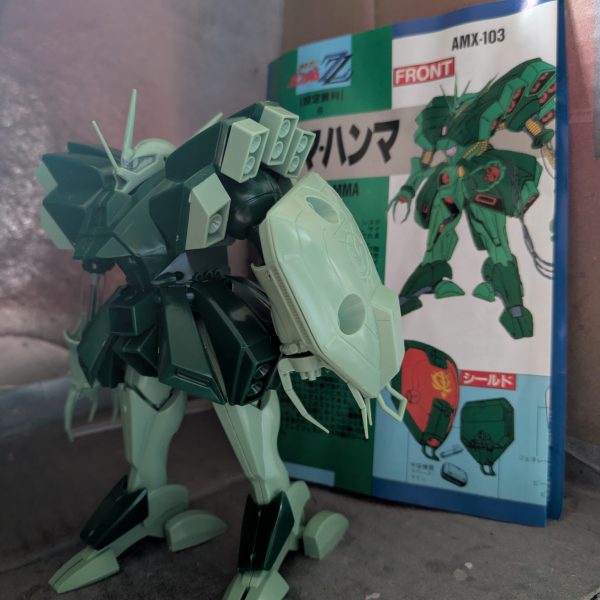 今回はこれを作ろうかと思います。仮組みしてみましたが、どこから手を付けていいのか…。頭と胴体はかなり小型化しないとですね。（2枚目）