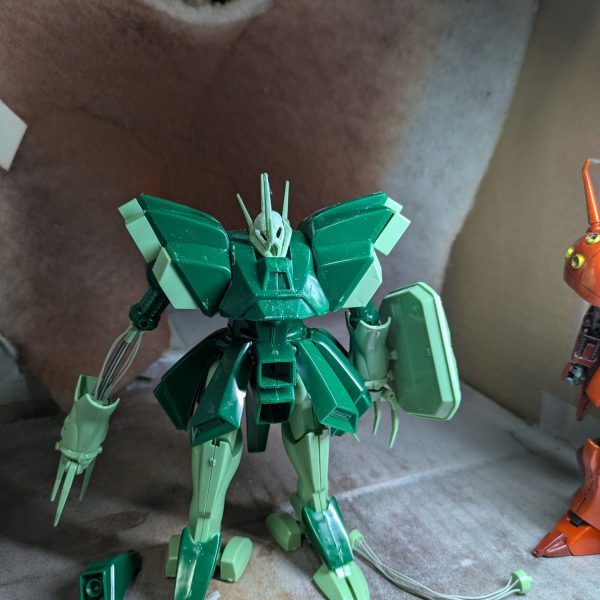 頭部の小型化に挑戦しました。ただ乗せただけでも随分イメージが変わりますね。（3枚目）