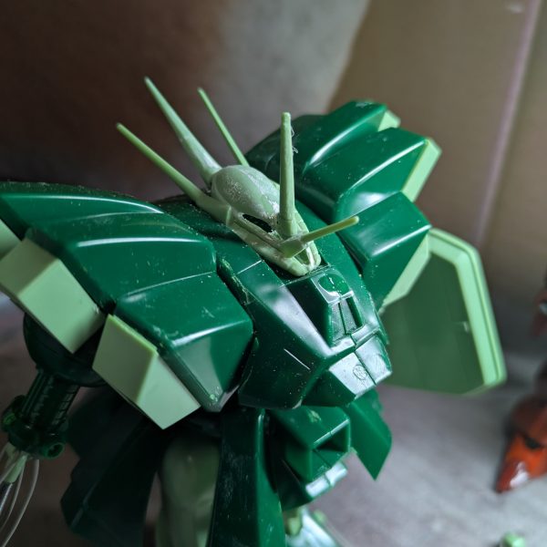 頭部の小型化に挑戦しました。ただ乗せただけでも随分イメージが変わりますね。（2枚目）