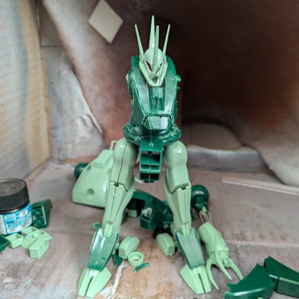 胸パーツを強引に幅詰めしてみました。設定イラストの感じに合わせてツメ幅を決めたのですが、やり過ぎたかも…。ここから修正します。（2枚目）