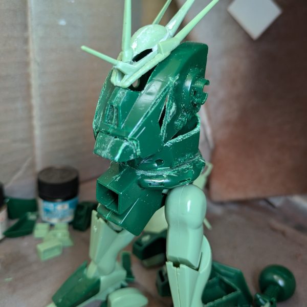 胸パーツを強引に幅詰めしてみました。設定イラストの感じに合わせてツメ幅を決めたのですが、やり過ぎたかも…。ここから修正します。（3枚目）